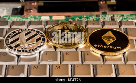 Bitcoin, Litecoin und des Astraleums auf einer Tastatur Stockfoto