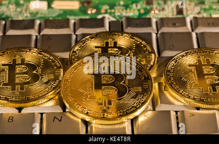 Bitcoin auf einer Tastatur mit Leiterplatte Stockfoto