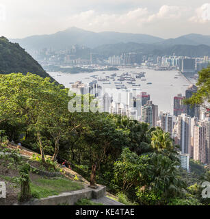 Hongkong, SAR, China - 2. Juni 2013: Touristen auf dem Weg am Victoria Peak mit Victoria Harbour dahinter Stockfoto