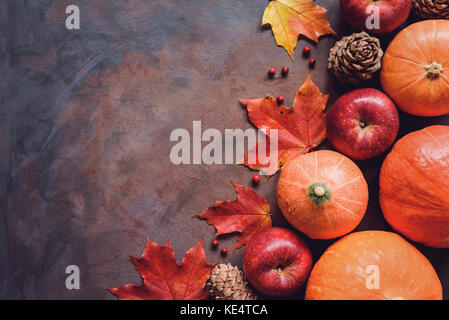 Herbst essen Hintergrund mit Kürbisse ernten, Äpfel, rote Beeren und Maple Leaf auf alten rostigen gemalten Hintergrund mit Platz für Text. top anzeigen. Danke. Stockfoto