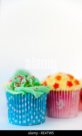 Hausgemachte, bunten Cupcakes mit weißem Hintergrund Stockfoto