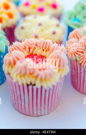 Hausgemachte, bunten Cupcakes mit weißem Hintergrund Stockfoto