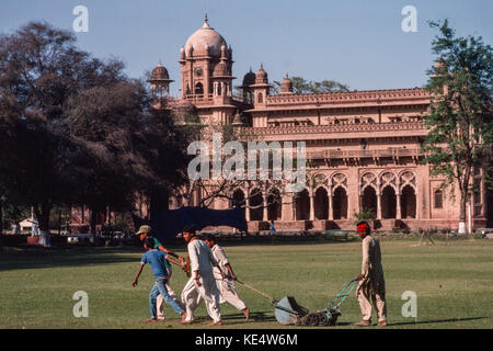 Das Mähen der Rasenflächen an Aitchison College, einem berühmten unabhängigen semi-private Boys School, Lahore, Pakistan. Stockfoto