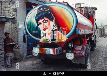 Ein Lkw mit dem Bild eines Bollywood Film star, in Skardu, Kaschmir, Pakistan, 1990 geparkt gemalt. Stockfoto