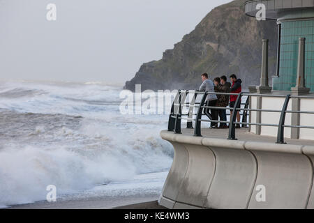 Sturm Ophelia, zerschlägt, hits, mit starken, Gale, Kraft, Winde, und riesige, Wellen, Küsten, Küste, stadt, Aberystwyth, Cardigan Bay, Ceredigion, Wales, Welsh, Großbritannien, Großbritannien, Stockfoto