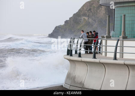 Sturm Ophelia, zerschlägt, hits, mit starken, Gale, Kraft, Winde, und riesige, Wellen, Küsten, Küste, stadt, Aberystwyth, Cardigan Bay, Ceredigion, Wales, Welsh, Großbritannien, Großbritannien, Stockfoto