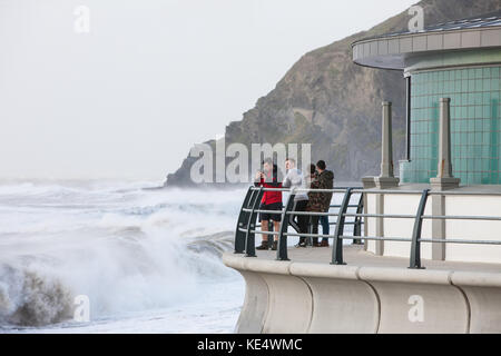 Sturm Ophelia, zerschlägt, hits, mit starken, Gale, Kraft, Winde, und riesige, Wellen, Küsten, Küste, stadt, Aberystwyth, Cardigan Bay, Ceredigion, Wales, Welsh, Großbritannien, Großbritannien, Stockfoto