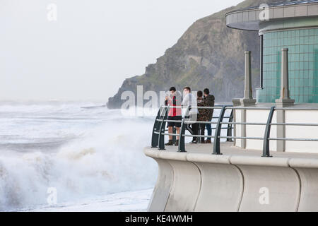 Sturm Ophelia, zerschlägt, hits, mit starken, Gale, Kraft, Winde, und riesige, Wellen, Küsten, Küste, stadt, Aberystwyth, Cardigan Bay, Ceredigion, Wales, Welsh, Großbritannien, Großbritannien, Stockfoto