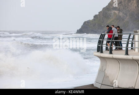 Sturm Ophelia, zerschlägt, hits, mit starken, Gale, Kraft, Winde, und riesige, Wellen, Küsten, Küste, stadt, Aberystwyth, Cardigan Bay, Ceredigion, Wales, Welsh, Großbritannien, Großbritannien, Stockfoto