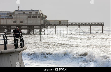 Sturm Ophelia, zerschlägt, hits, mit starken, Gale, Kraft, Winde, und riesige, Wellen, Küsten, Küste, stadt, Aberystwyth, Cardigan Bay, Ceredigion, Wales, Welsh, Großbritannien, Großbritannien, Stockfoto