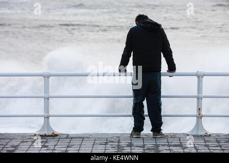 Sturm Ophelia, zerschlägt, hits, mit starken, Gale, Kraft, Winde, und riesige, Wellen, Küsten, Küste, stadt, Aberystwyth, Cardigan Bay, Ceredigion, Wales, Welsh, Großbritannien, Großbritannien, Stockfoto