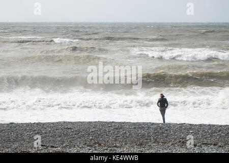 Sturm Ophelia, zerschlägt, hits, mit starken, Gale, Kraft, Winde, und riesige, Wellen, Küsten, Küste, stadt, Aberystwyth, Cardigan Bay, Ceredigion, Wales, Welsh, Großbritannien, Großbritannien, Stockfoto