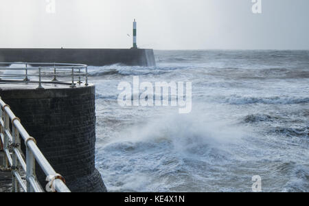 Sturm Ophelia, zerschlägt, hits, mit starken, Gale, Kraft, Winde, und riesige, Wellen, Küsten, Küste, stadt, Aberystwyth, Cardigan Bay, Ceredigion, Wales, Welsh, Großbritannien, Großbritannien, Stockfoto