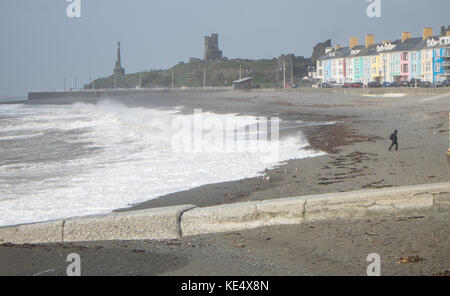 Sturm Ophelia, zerschlägt, hits, mit starken, Gale, Kraft, Winde, und riesige, Wellen, Küsten, Küste, stadt, Aberystwyth, Cardigan Bay, Ceredigion, Wales, Welsh, Großbritannien, Großbritannien, Stockfoto