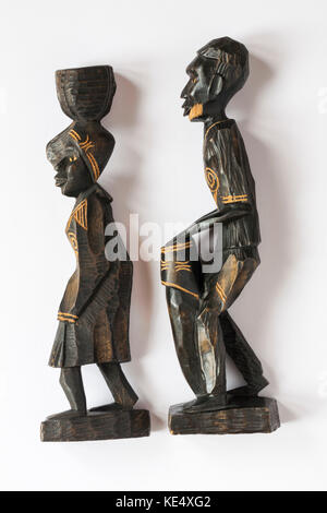 Aus Holz geschnitzte Figuren Souvenir aus der Dominikanischen Republik auf weißem Hintergrund Stockfoto