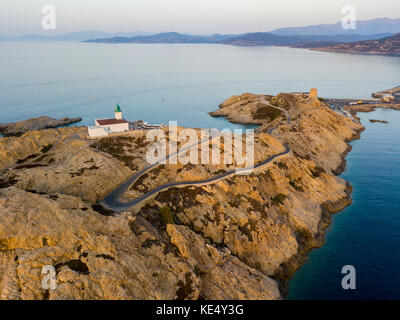 Luftaufnahme des Pietra Leuchtturm bei Sonnenuntergang und der genuesische Turm, l'Ile Rousse, Korsika - Rote Insel, Korsika, Frankreich Stockfoto