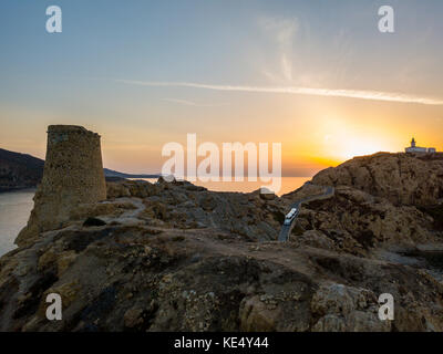 Luftaufnahme des Pietra Leuchtturm bei Sonnenuntergang und der genuesische Turm, l'Ile Rousse, Korsika - Rote Insel, Korsika, Frankreich Stockfoto