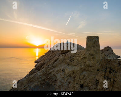 Luftaufnahme des Pietra Leuchtturm bei Sonnenuntergang und der genuesische Turm, l'Ile Rousse, Korsika - Rote Insel, Korsika, Frankreich Stockfoto