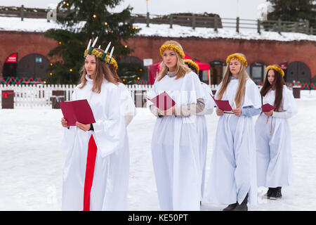 Hamina/Finnland - Dezember 13, 2014: Chor der finnische Mädchen geht an den Weihnachtsmarkt in hamina Stockfoto