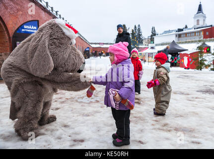 Hamina/Finnland - Dezember 13, 2014: Weihnachtsmarkt in hamina Bastion, Animatoren in Tierkostümen spielen mit Kindern Stockfoto