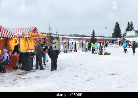 Hamina/Finnland - Dezember 13, 2014: Weihnachtsmarkt in hamina Bastion, gewöhnliche Menschen und Touristen zu Fuß am Stadtplatz Stockfoto