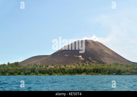 Der Blick auf den Berg Krakatau, deren Ausbruch in 1800s ist so legendär. Die Explosion wird als das lauteste Geräusch, die je in der modernen Geschichte gehört. Stockfoto