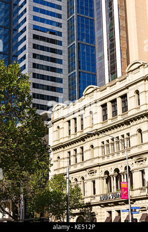 Der viktorianischen Ära Gebäude ca. 1886 im Vordergrund, steht im Gegensatz zu den modernen Wolkenkratzern gesehen Hintergrund in der Collins Street Melbourne, Australien. Stockfoto