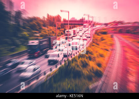 Autos im Stau auf der Autobahn - Begriff Bewegungsunschärfe Stockfoto