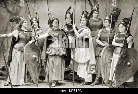 Richard Wagners Oper 'Die Walküre'-Act III, eine Gruppe von Walküren. Teil von 'Der Ring des Nibelungen' (Der Ring cycle"). Le Théâtre, Dezember 1899. Walküre/Walkyrie. L-R: Adrienne Osborne, Johanna Dietz, Louise Reuss - Belce, Ernestine Schumann-Heinck, Elsa Breuer, Marie Brandis, Marion Unkraut, Joséphine Artner. Stockfoto