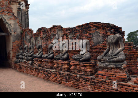 Der kopflose Buddhas um Ayutthaya Historical Park, Thailand. Es ist ein UNESCO-Weltkulturerbe, und ist durch die Tempel und Buddhastatuen gefüllt. Stockfoto