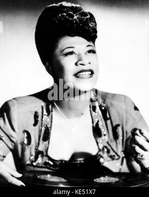 FITZGERALD, Ella mit Haufen von Aufzeichnungen vor ihr in den 40er Jahren amerikanische Jazz/Blues Sänger Stockfoto