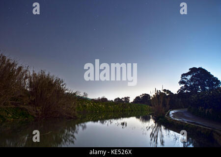 Chadwick Lakes in Malta, hier nachts gesehen. Die lange Exposition gibt eine unheimliche Schönheit auf das Land Landschaft, und man kann die Sterne reflecti Stockfoto