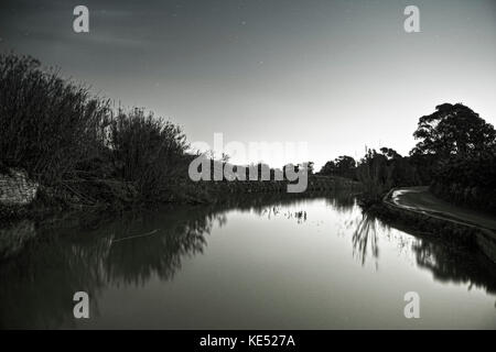 Chadwick Lakes in Malta, hier nachts gesehen. Die lange Exposition gibt eine unheimliche Schönheit auf das Land Landschaft, und man kann die Sterne reflecti Stockfoto