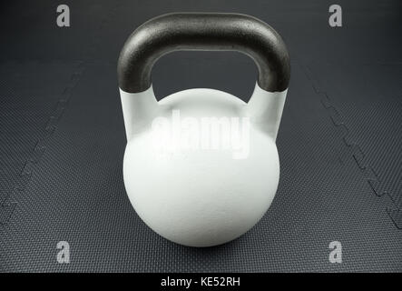 Weiß 10 kg kettlebell Wettbewerb auf einem Fitnessstudio Fitnessstudio, mit Gummi Fliesen. Potenzielle text/Raum schreiben in der Mitte des kettlebell. Stockfoto