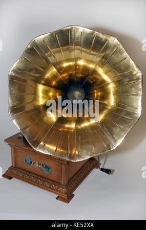 Früh Wind bis Grammophon mit grossen Horn an der rechteckigen Holzrahmen mit Griff. Reproduktion der 1900 s Modell. Mit Tonarm. Gespielt Disc aufzeichnet. Stockfoto