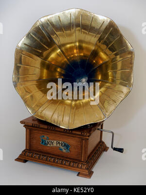 Früh Wind bis Grammophon mit grossen Horn an der rechteckigen Holzrahmen mit Griff. Reproduktion der 1900 s Modell. Mit Tonarm. Gespielt Disc aufzeichnet. Stockfoto