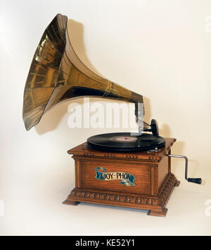 Früh Wind bis Grammophon mit grossen Horn an der rechteckigen Holzrahmen mit Griff. Reproduktion der 1900 s Modell. Mit Tonarm. Gespielt Disc aufzeichnet. Stockfoto