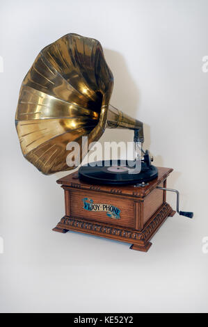 Früh Wind bis Grammophon mit grossen Horn an der rechteckigen Holzrahmen mit Griff. Reproduktion der 1900 s Modell. Mit Tonarm. Gespielt Disc aufzeichnet. Stockfoto