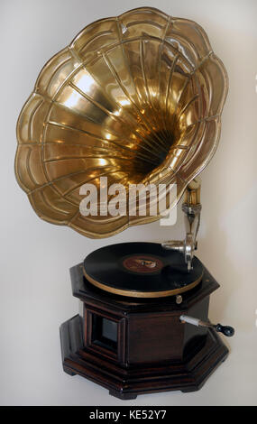 Frühe Grammophon mit großen Messing Horn auf runden Holz- basis. Reproduktion (Modell 1980 s, Indien) auf dem 1920er Modell. Mit Tonarm. Gespielt Disc aufzeichnet. Stockfoto