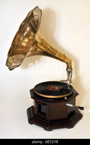 Frühe Grammophon mit großen Messing Horn auf runden Holz- basis. Reproduktion (Modell 1980 s, Indien) auf dem 1920er Modell. Mit Tonarm. Gespielt Disc aufzeichnet. Stockfoto