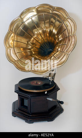 Frühe Grammophon mit großen Messing Horn auf runden Holz- basis. Reproduktion (Modell 1980 s, Indien) auf dem 1920er Modell. Mit Tonarm. Gespielt Disc aufzeichnet. Stockfoto