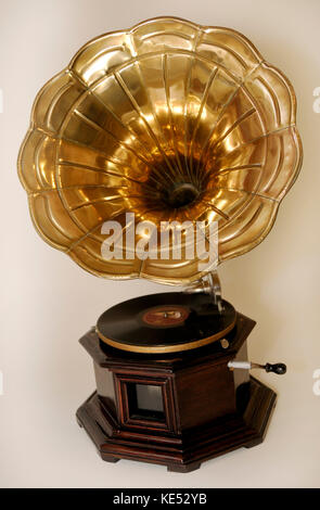 Frühe Grammophon mit großen Messing Horn auf runden Holz- basis. Reproduktion (Modell 1980 s, Indien) auf dem 1920er Modell. Mit Tonarm. Gespielt Disc aufzeichnet. Stockfoto