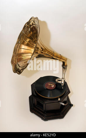 Frühe Grammophon mit großen Messing Horn auf runden Holz- basis. Reproduktion (Modell 1980 s, Indien) auf dem 1920er Modell. Mit Tonarm. Gespielt Disc aufzeichnet. Stockfoto