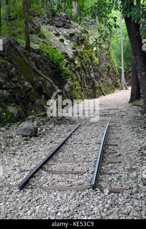 Das Denkmal von Hellfire Pass als Teil von Thailand - Burma Eisenbahn in Kanchanaburi, Thailand. Es ist mit dem Bus vom Stadtzentrum erreichbar. pic in aufgenommen wurde Stockfoto