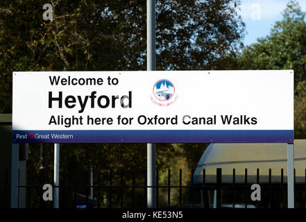 Heyford Bahnhof Zeichen, Oxfordshire, England, Großbritannien Stockfoto