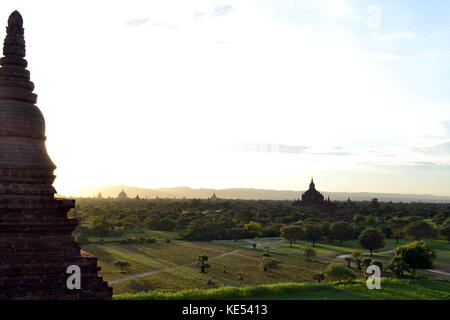 Sonnenuntergang um Tempel, die archäologische Zone verstreut in Bagan, Myanmar. Es ist ein UNESCO Weltkulturerbe. Pic wurde im August 2015 übernommen. Stockfoto