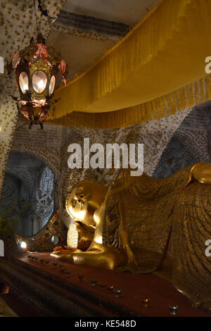 Ein Tempel Gehäuse einen goldenen Liegenden Buddha Statue. Die Lage ist in Mandalay, Myanmar. Pic im August 2015 aufgenommen wurde Stockfoto