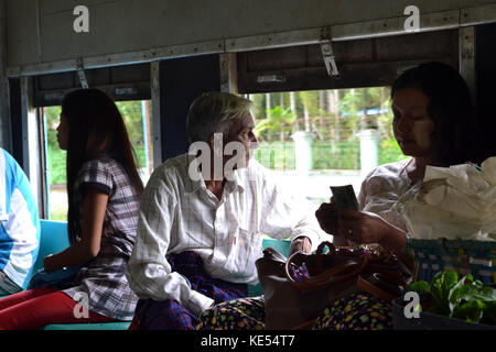 Die Aktivität in einer kreisförmigen Bahn von Yangon, Myanmar. Es gibt Mönche, Einheimische, Verkäufer, ihre eigene Aktivität. Pic wurde im August 2015 übernommen. Stockfoto