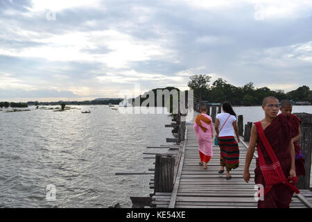 Die Aktivität auf u-bein Brücke um Mandalay, Myanmar. behauptete, die längste Holzbrücke der Welt zu sein und war das Cover des Lonely plan Stockfoto