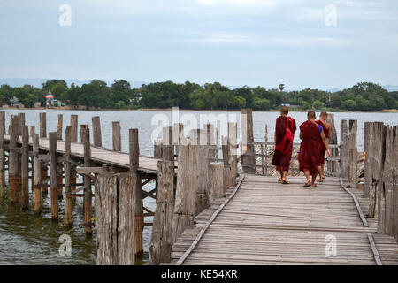 Die Aktivität auf u-bein Brücke um Mandalay, Myanmar. behauptete, die längste Holzbrücke der Welt zu sein und war das Cover des Lonely plan Stockfoto